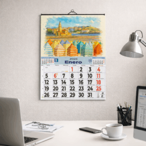 Calendario personalizado con fotos, faldón 23 cm horizontal, 23,5 × 46 cm, con ilustración en acuarela de una playa con casetas de colores - estebuste gijon
