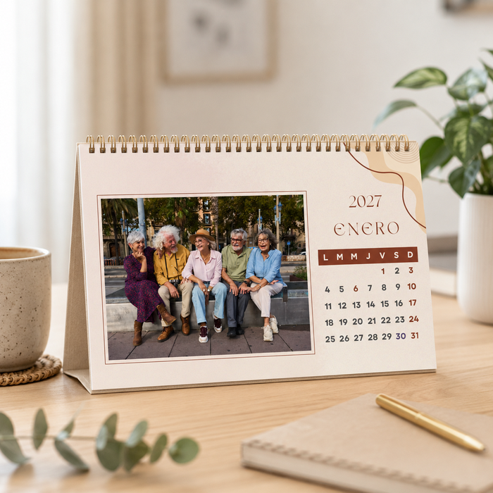 Calendario personalizado con fotos, de peana grande, modelo beige con fotografía de un grupo de amigas - estebuste gijon